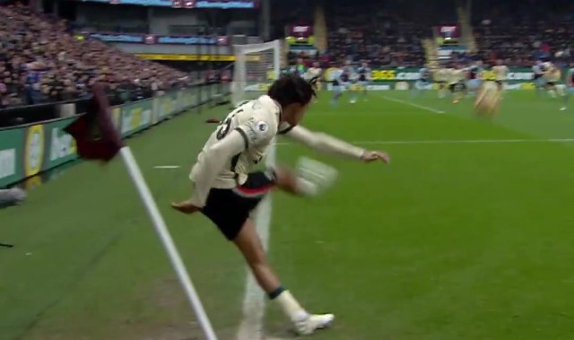 真人娱乐-利物浦出征伯恩利前夕，重温法比尼奥2021-22赛季关键制胜球