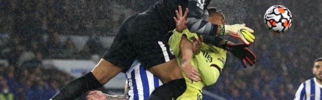 真·满地找牙！阿森纳艰难战平 巴西中卫又一次遭罪