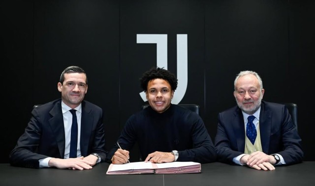 九游-麦肯尼分享续约照片：开心到极点，又一个四年