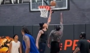 jiuyou-训练师晒杰伦-格林近期5v5视频 过人上篮一气呵成