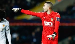 电子游戏-官方：34岁瓦伦西亚门将多梅内克因家人健康问题宣布退役